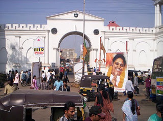 Amma, tuktuks and the gates of the East Fort (TrivandrumDistrict blog photo)